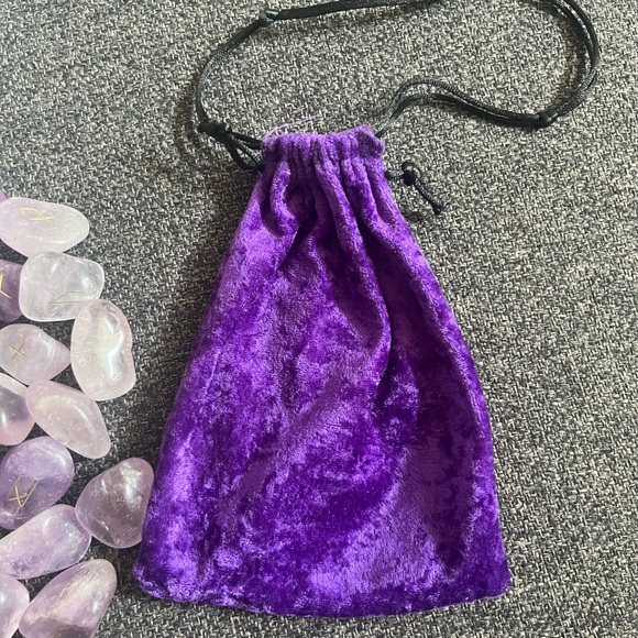 •The Book of Rune & Crystal Runes in Pouch• - Picture 4 of 8